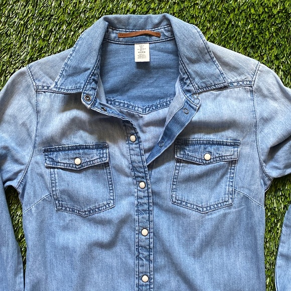 & Denim. Light Denim shirt with cute buttons. Super soft fabric. Fitted. - Picture 5 of 5
